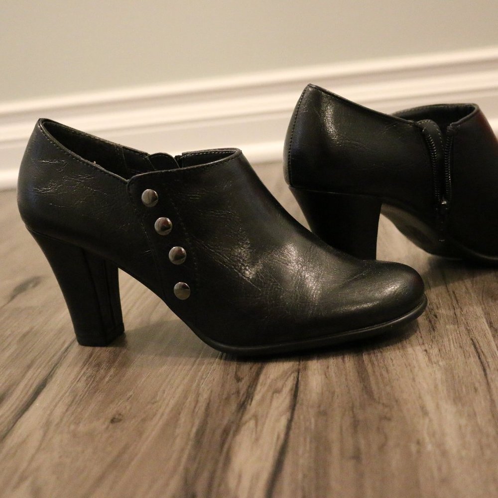 AEROSOLES Black Ankle Bootie in Faux Leather - 7.5 - NEVER WORN